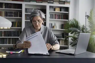 idosa aposentada trabalhando aposentado pode trabalhar de carteira assinada